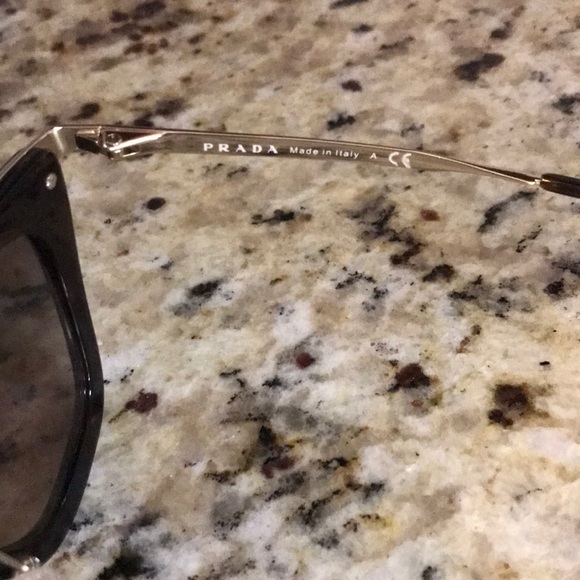 Prada sunglasses - Picture 3 of 4
